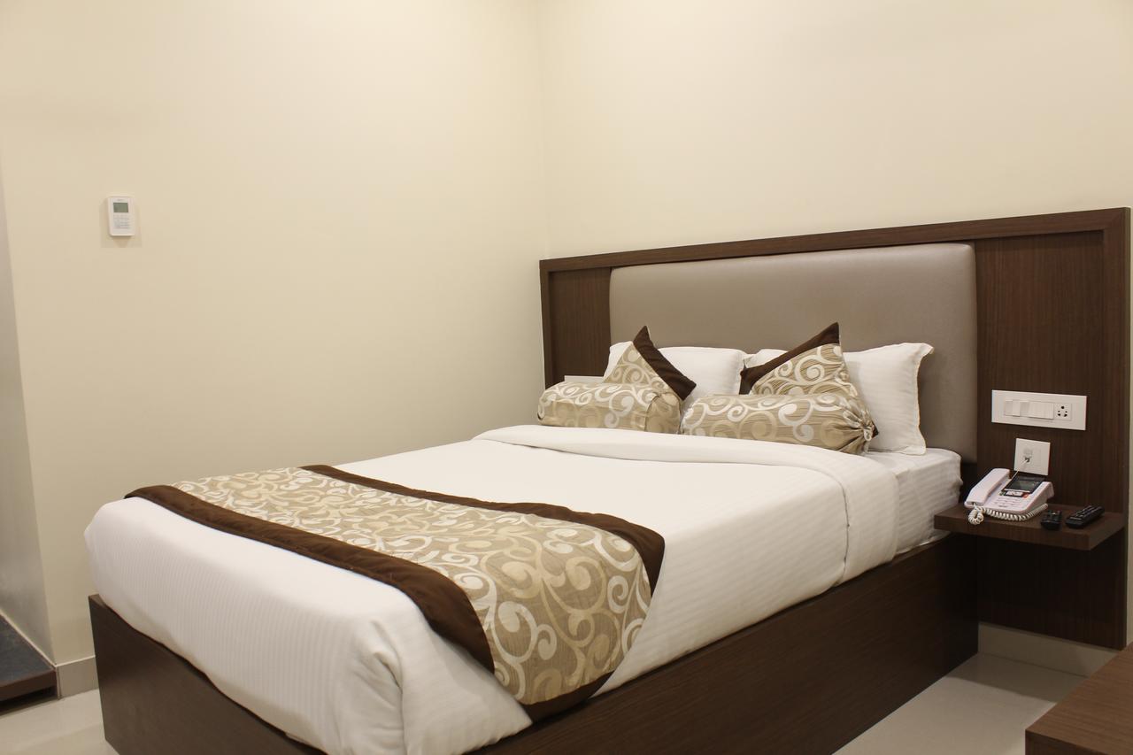 Hotel Grand Gayathri Khammam Exterior foto